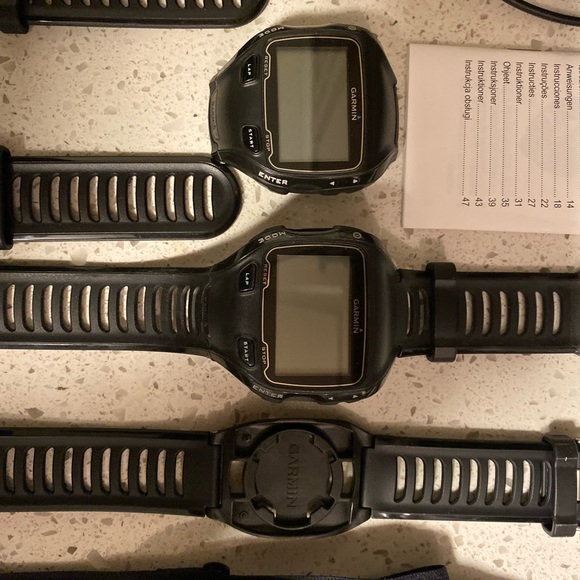 2 Garmin 910xt’s with HR monitor and accessories - Picture 4 of 5